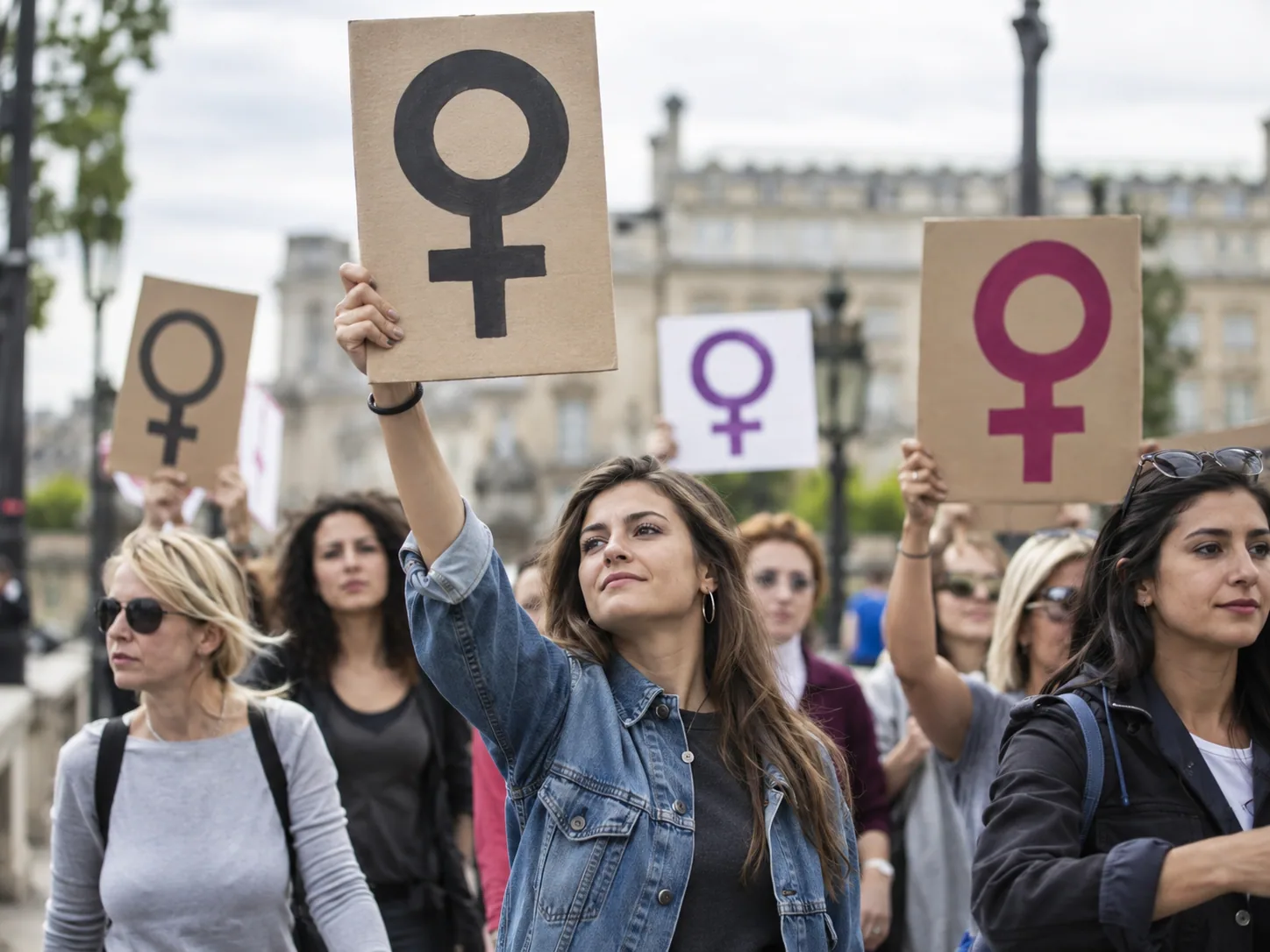 feminist bir topluluk yürüyüş yapıyor
